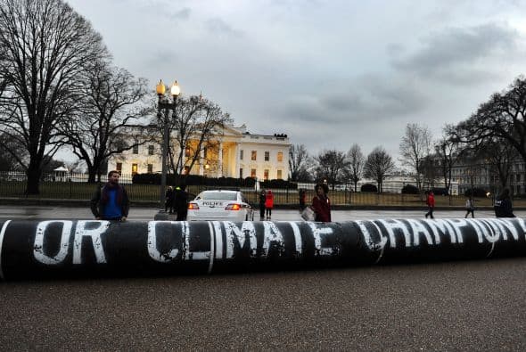 Activistas pusieron un globo en forma de pipa frente a la Casa Blanca para protestar la construcción de un oleoducto de Canadá a las refinerías del Golfo.