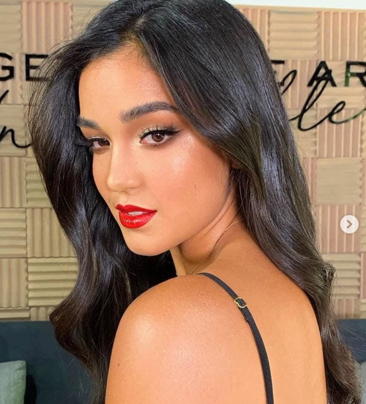 No solo detrás de ella, sino también al frente como lo hizo a mediados de marzo pasado cuando aceptó 
<b><a href="https://www.univision.com/famosos/cambio-de-opinion-la-hija-de-biby-gaytan-no-queria-ser-como-su-mama-pero-ya-debuto-en-el-modelaje-fotos" target="_blank">desempeñarse como modelo </a></b>durante una clase de maquillaje que se realizó en la tienda de una reconocida marca de cosméticos en la Ciudad de México.
<br>