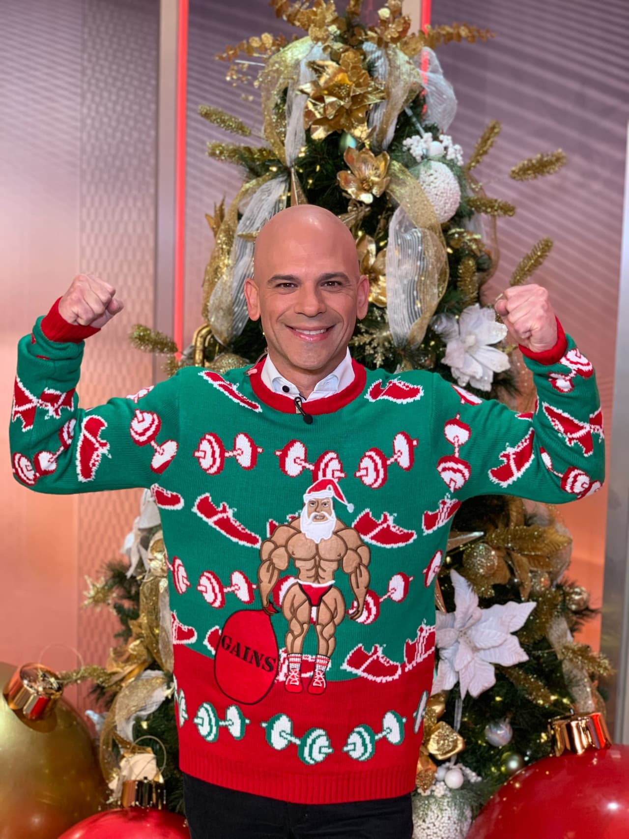 Muy a su estilo de vida saludable, el Dr. Juan sorprendió a todos con su modelito navideño, uno de los más graciosos del show matutino.