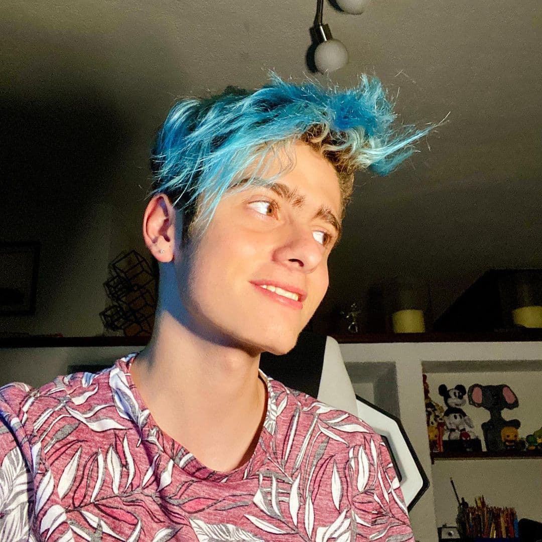 El pasado mes de mayo, 'Nico' dejó ver su lado fashionista al teñirse de azul el cabello y alaciar su caballera rizada. Además, desde hace dos años usa 'piercing' en la oreja derecha.