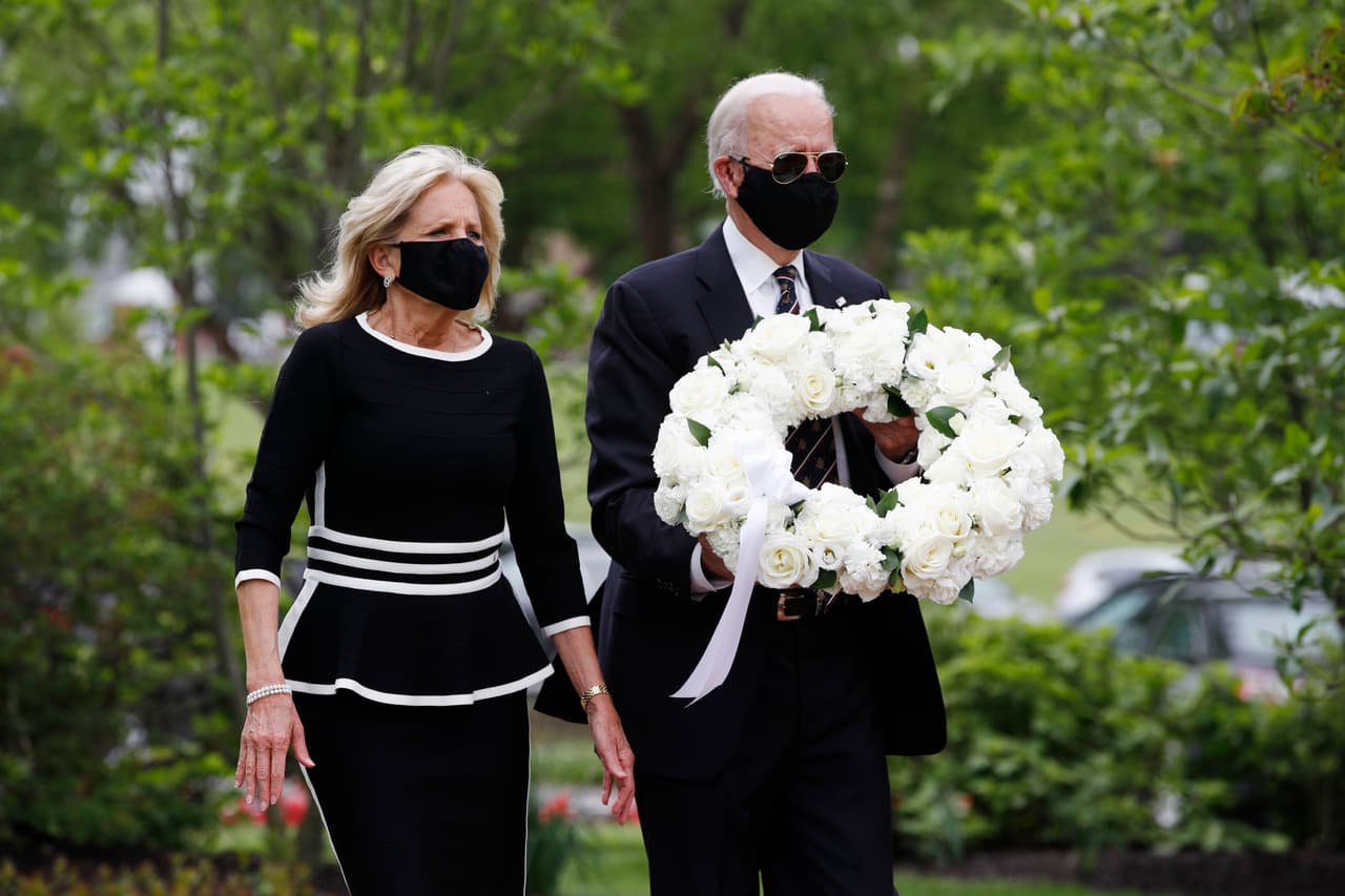 <b>Mayo 25. Biden sale de casa. </b>Luego de varias semanas guardando la cuarentena, el candidato demócrata Joe Biden llevó una ofrenda floral al cementerio de veteranos de Delaware, en el día de los Caídos.