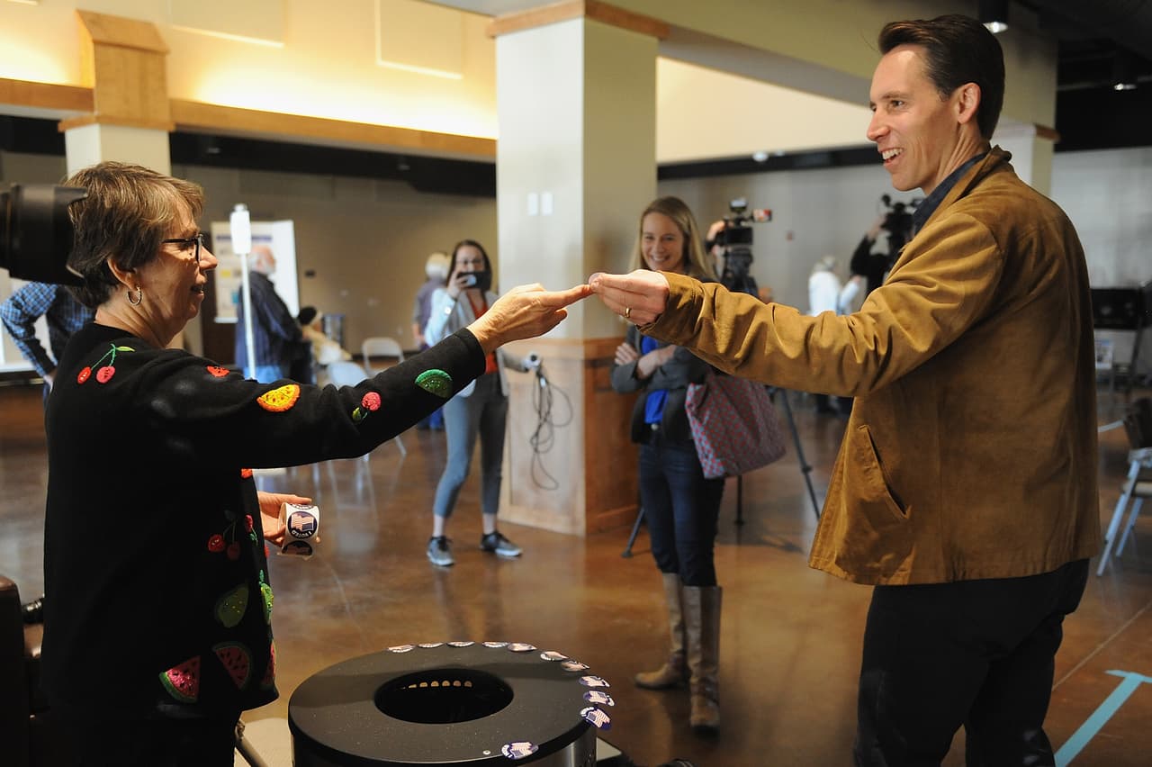 Josh Hawley, candidato republicano al senado por Missouri, emitió su voto en la ciudad de Columbia. Espera destituir a la actual senadora demócrata, Claire McCaskill.