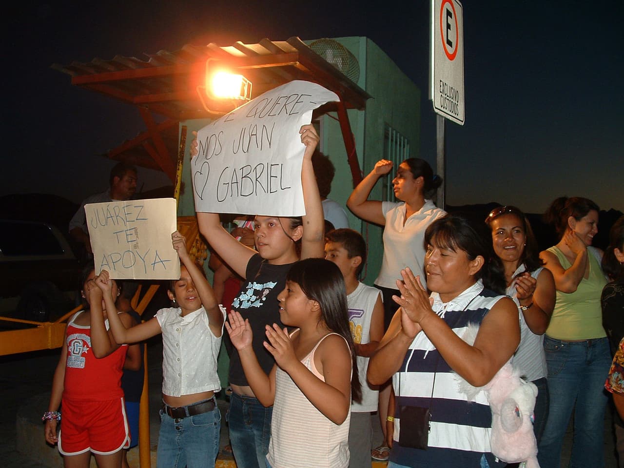 Seguidores del cantante mexicano mostraron su apoyo al artista esperándolo en la madrugada.