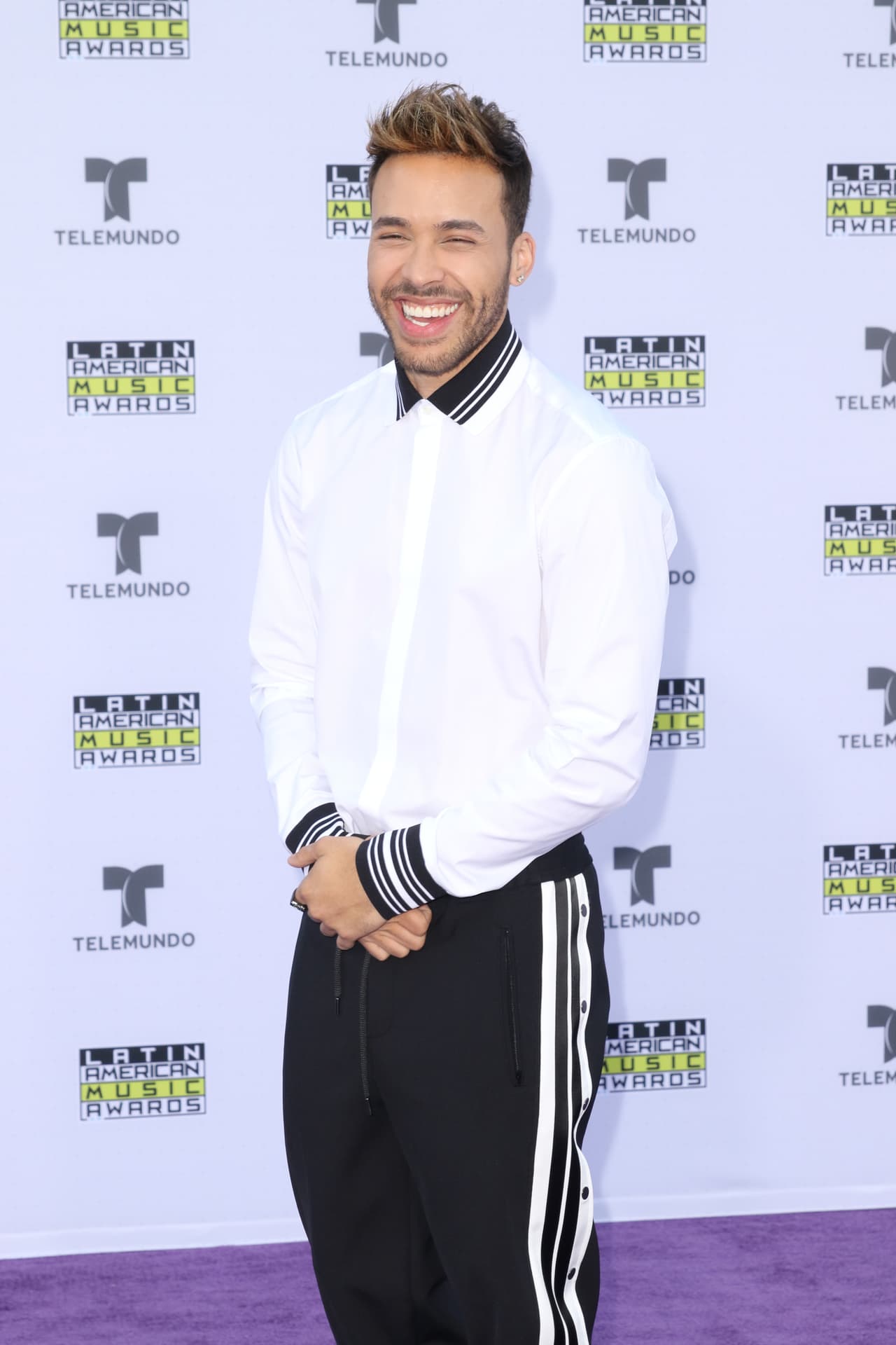 Algo similar ocurrió durante la alfombra morada de Latin Music Awards 2017. El intérprete de bachata desfiló solo.