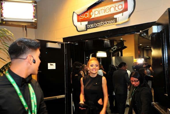 ¡Cuidado con mostrar demás! Nos colamos detrás de cámaras y pudimos captar una que otra piernita y uno que otro escote. ¡Taco de ojo caballeros!