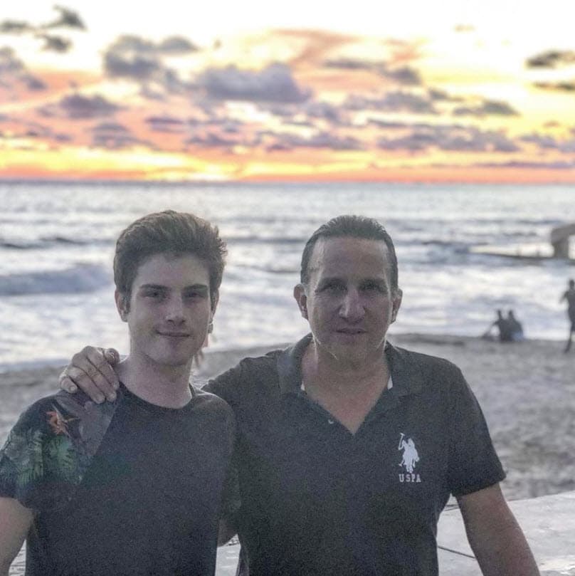 Pero aunque hubo una distancia entre la pareja, Nicolás mantuvo contacto con su padre, al grado de que actualmente la relación entre papá e hijo es muy cercana. 
<br>