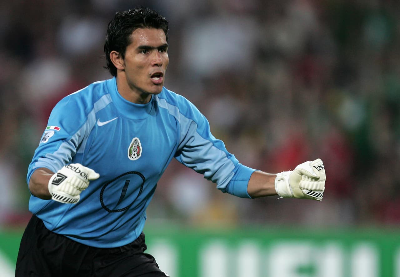 Su début lo realizó con el Club Atlas de Guadalajara en 1993. Se retiró del fútbol profesional con el Club Santos Laguna en 2014. Actualmente se desempeña como comentarista de fútbol en Televisa.