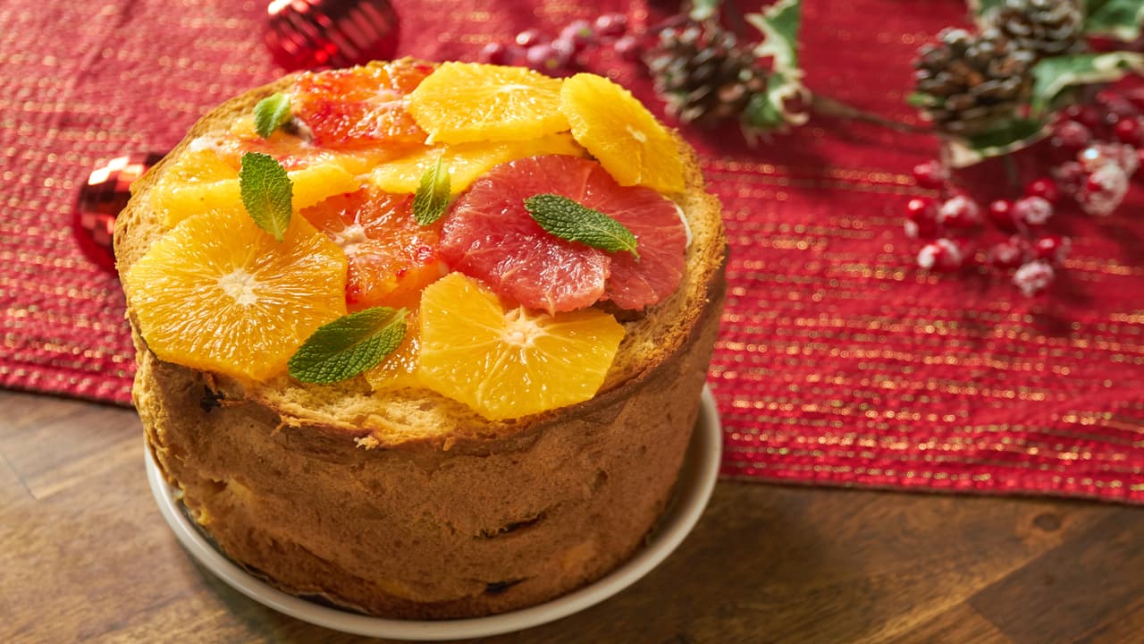 Panettone con crema y frutas