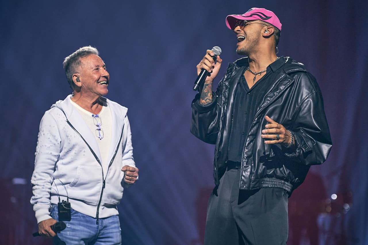 Ricardo Montaner con Manuel Medrano en los Latin AMAs 2024
