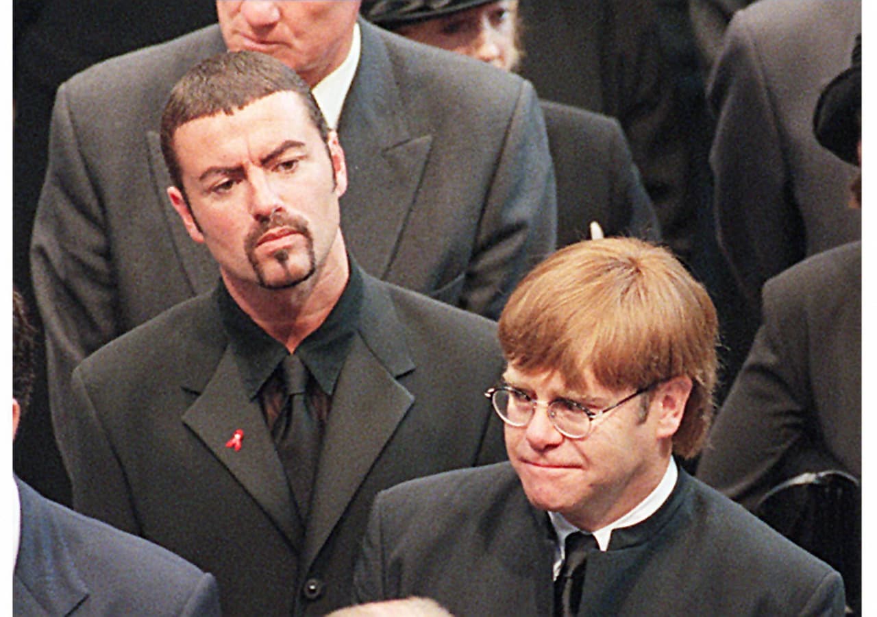 George Michael y Elton John en la Abadía de Westminster después del funeral de la princesa Diana de Gales en 1997.