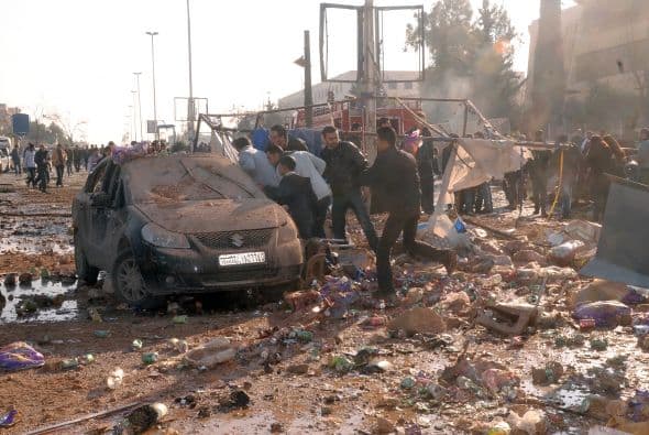 El triple atentado coincide con bombardeos de la aviación siria contra las ciudades de Sarmin, Qmeinas, Saraqeb, Darkoush y Maarat al Numan, en la provincia de Idlib.