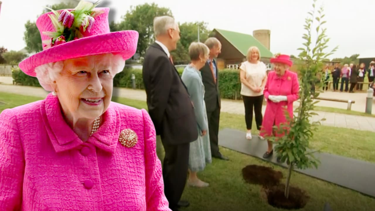 Pala en mano, la reina Isabel demuestra que sigue siendo muy activa a sus 93 años
