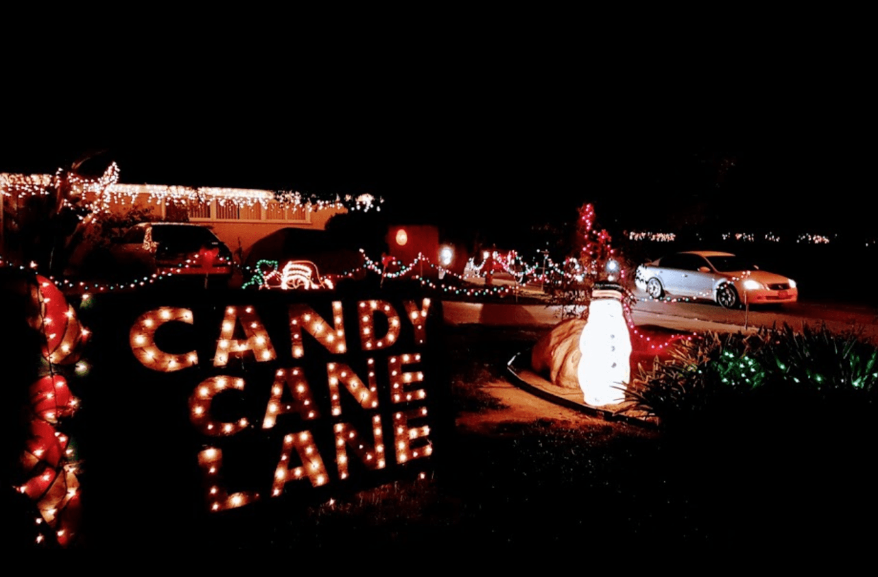 <b>Candy Cane Lane Woodland Hills</b>
<br>El área del vecindario decorado en West Valley está en la intersección de la calle Oxnard y la avenida Lubao en Woodland Hills.
<br>
<br>