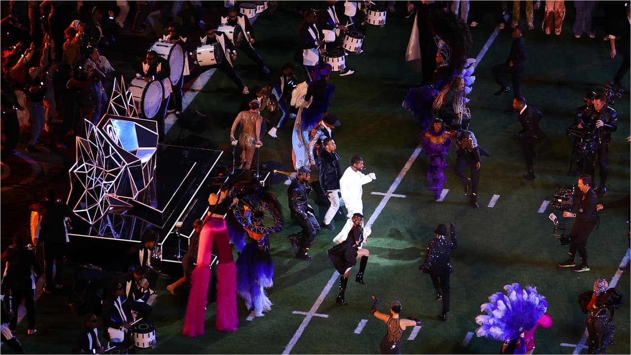 Usher trató de resumir 30 años de carrera en solo 13 minutos.