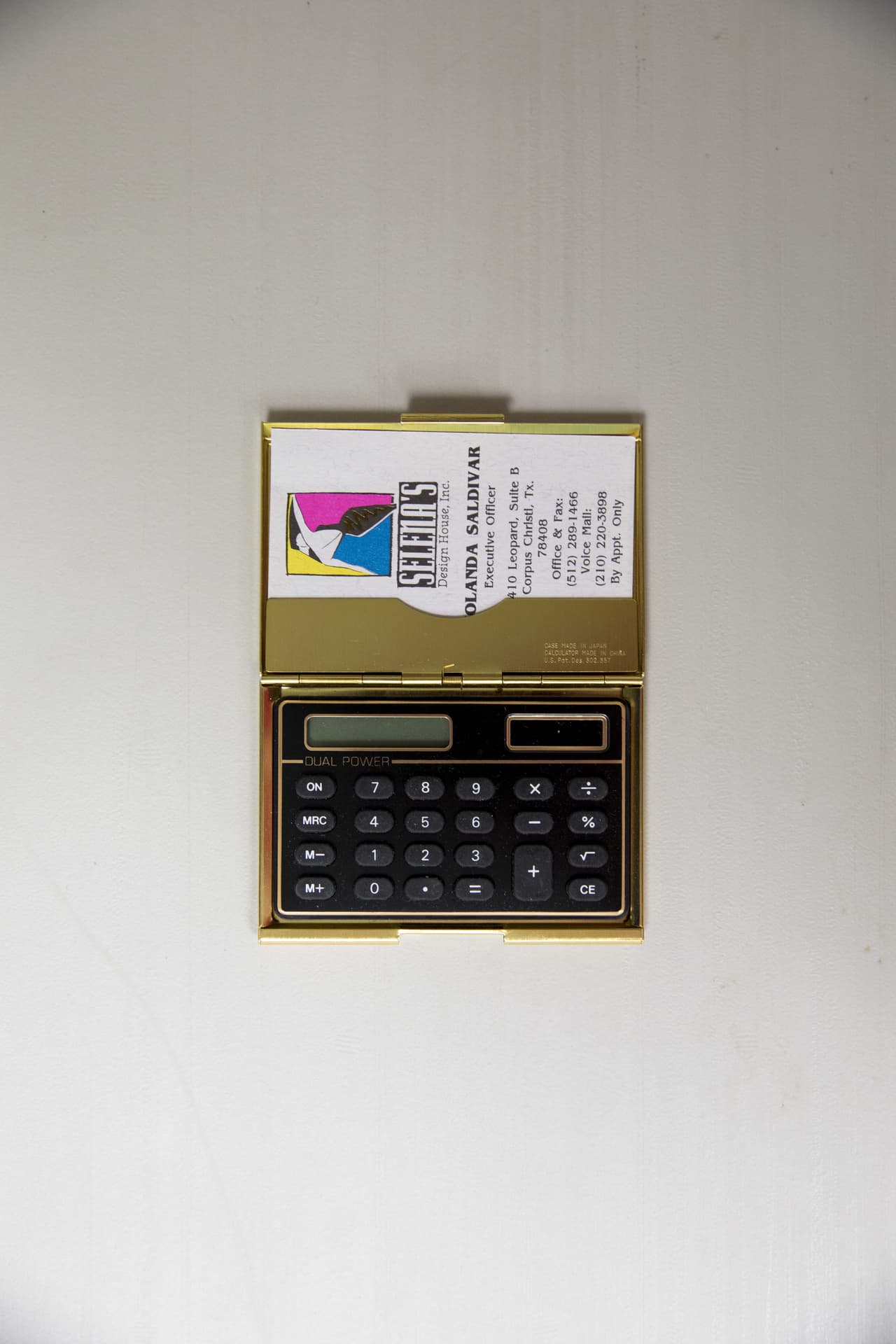 En la tarjeta de presentación, Saldívar utilizaba el título de "oficial ejecutivo" de Selena's Design, aunque la familia de la cantante siempre la ha identificado como la presidenta fundadora de su club de fans y la encargada de la contabilidad de las boutiques.