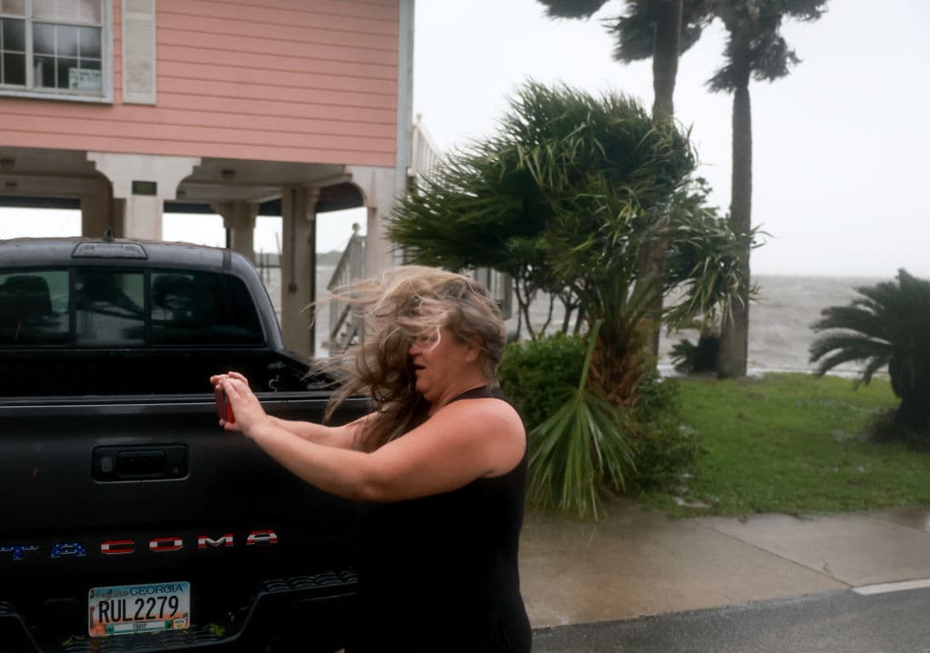 En otra zona de la ciudad, 
<b>Christy Hatcher</b> intentaba dar cuenta de la intensidad de los vientos asociados al paso del huracán Debby al norte de Florida.