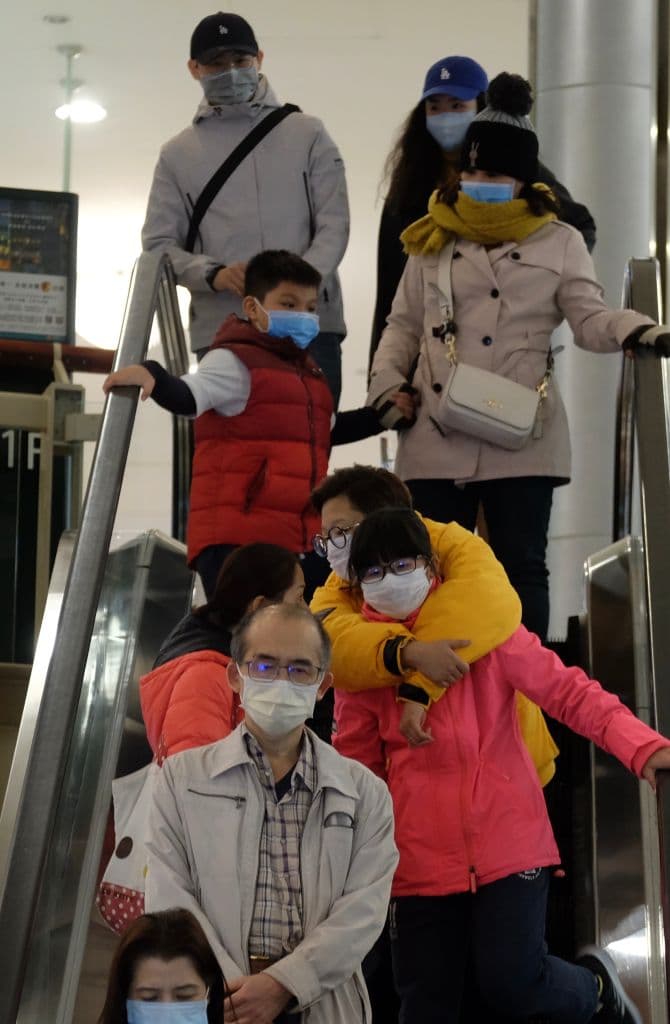 Los síntomas iniciales del hanta virus son la fiebre, dolores musculares severos y la fatiga.