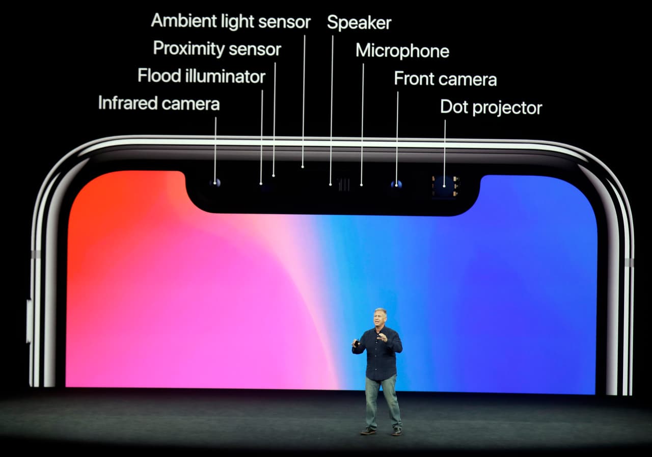 Durante septiembre de 2017, se lanzó al mercado el iPhone X, el primero en contar con FaceID, una función que lee el rostro de los usuarios como medida de seguridad.