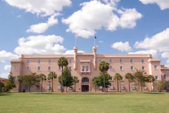 Citadel Military College, Charleston, SC | Tasa admisiones: 80% | Costo promedio de un título: $100,934 | Salario promedio al graduarte: $51,200