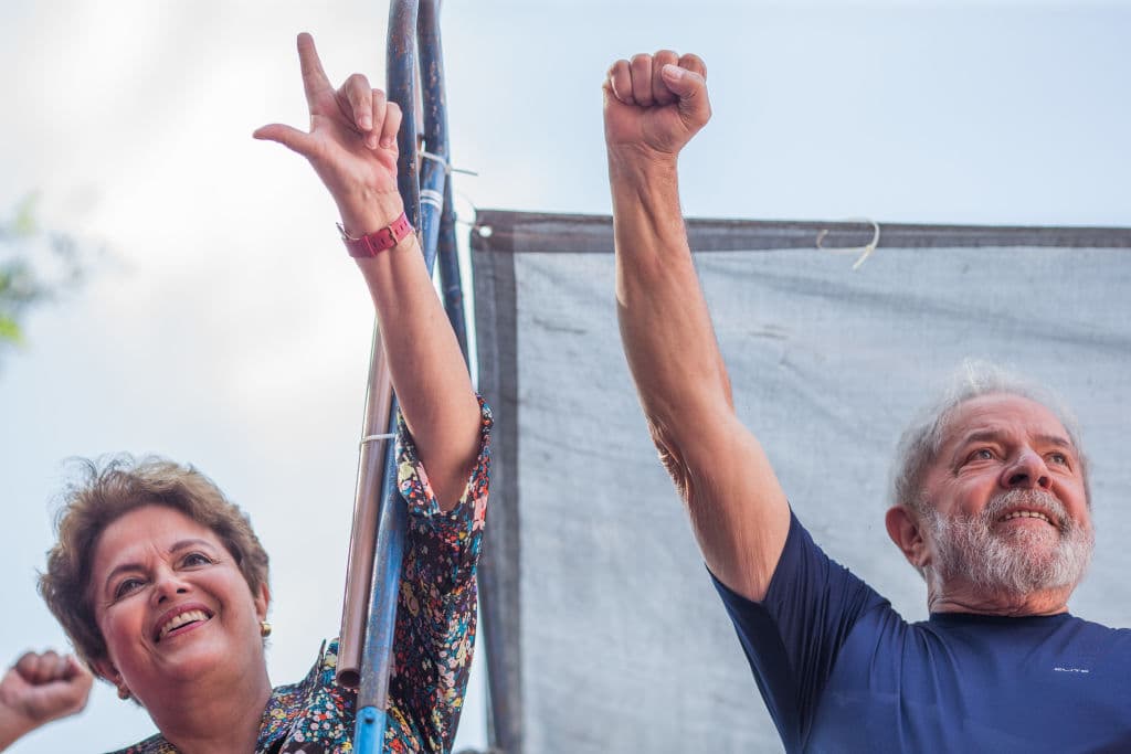 Lula da Silva, derecha, y la exmandataria brasileña Dilma Rousseff, izquierda, quien fue enjuiciada en un juicio político en 2015, se dirigen a los seguidores de Lula congregados en su apoyo antes de que Lula se entregara a las autoridades este sábado. Foto por Victor Moriyama/Getty Images