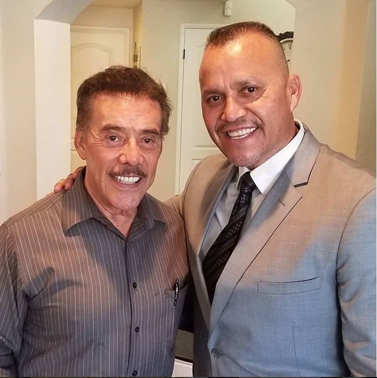 Pedro Rivera, el mayor de los hermanos de Jenni fue el encargado de unirlos en matrimonio ya que es Pastor y quien ha acercado a su familia a la religión.