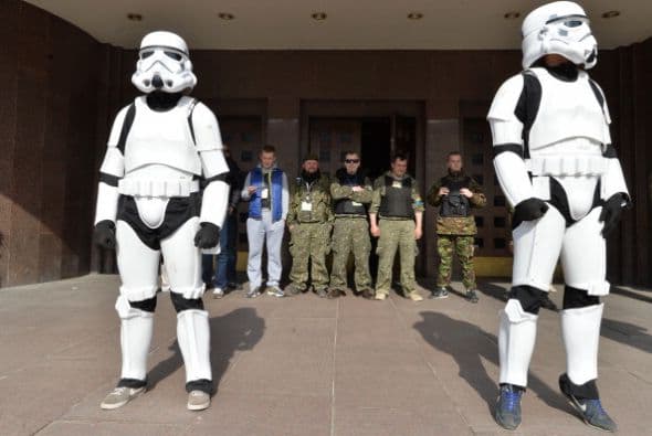 Los soldados ucranianos no sabían cómo reaccionar ante la manifestación.