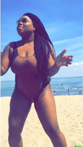 Chikybombom en la playa.