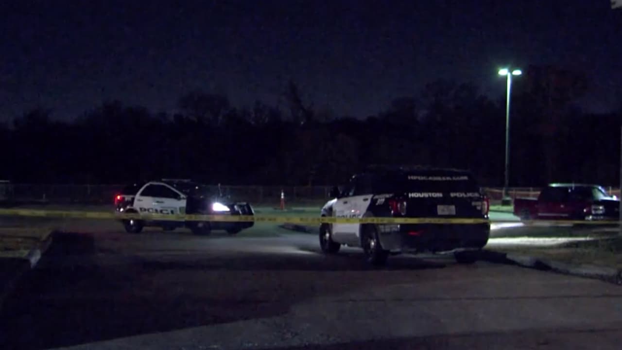 La familia de la mujer dijo a los oficiales que alguien les envió un mensaje de texto, posiblemente uno de los sospechosos, diciendo que
<a href="https://www.univision.com/local/houston-kxln/asesinato-savannah-paschal-galveston">le habían disparado</a> y dónde podían encontrarla.