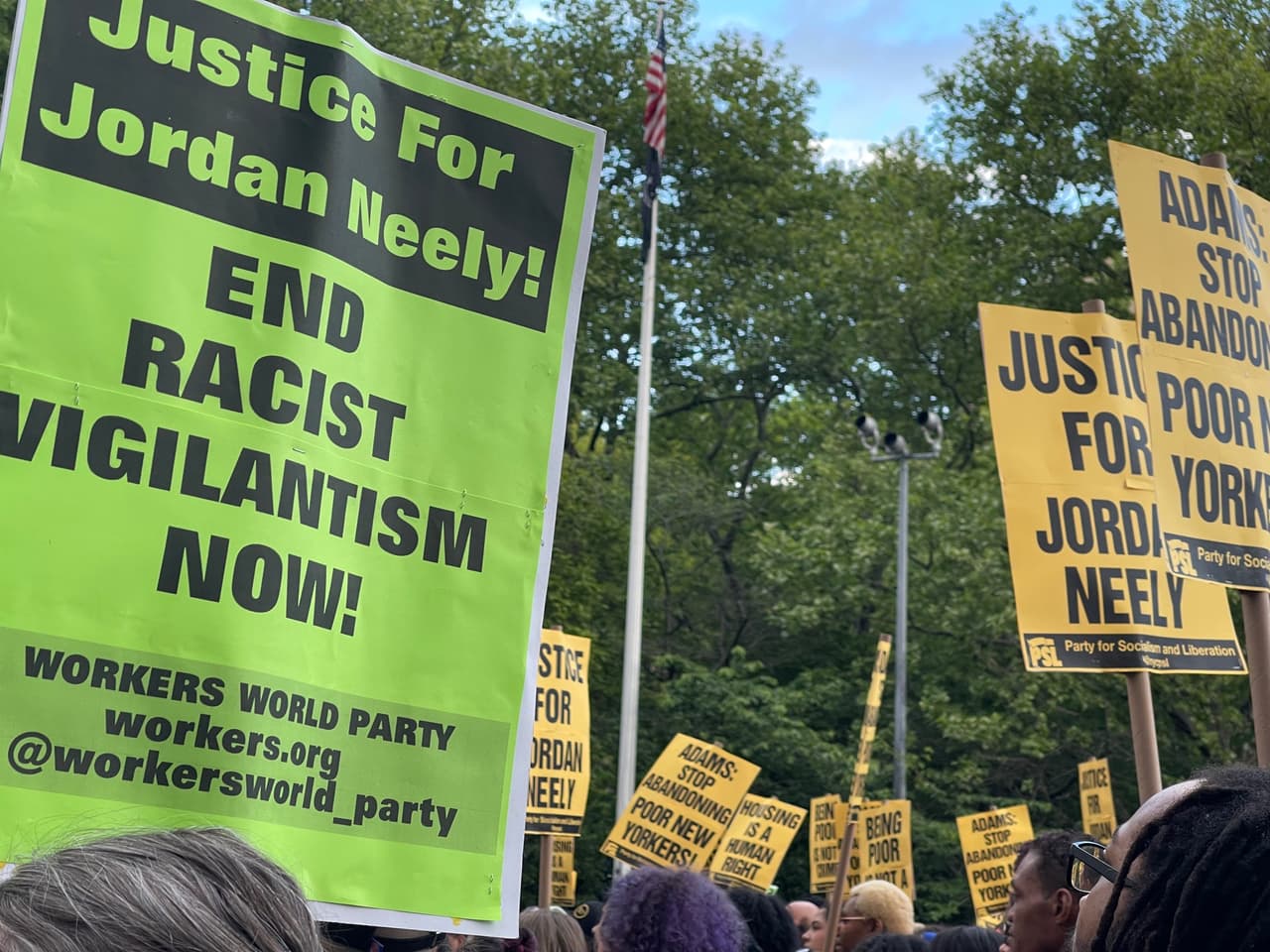 Jordan Neely, un hombre con problemas de salud mental, fue 
<a href="https://www.univision.com/local/nueva-york-wxtv/homicidio-por-estrangulamiento-asi-catalogan-la-muerte-de-jordan-neely-en-el-metro-de-nueva-york-video">reducido por un grupo de pasajeros del metro de Nueva York </a>a los que, según el grupo de pasajeros, estaba hostigando y molestando.