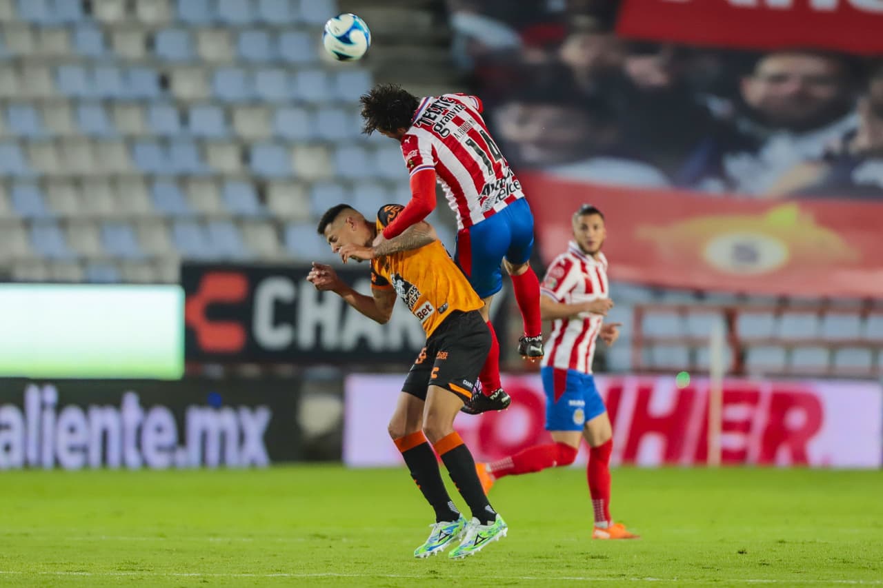 Tuzos y Chivas empatan 1-1 en Pachuca, los locales fallaron un penal en la recta del partido. Pachuca continúa en el fondo de la tabla con tres puntos y las Chivas se sitúan en la 12 plaza con 7 unidades.