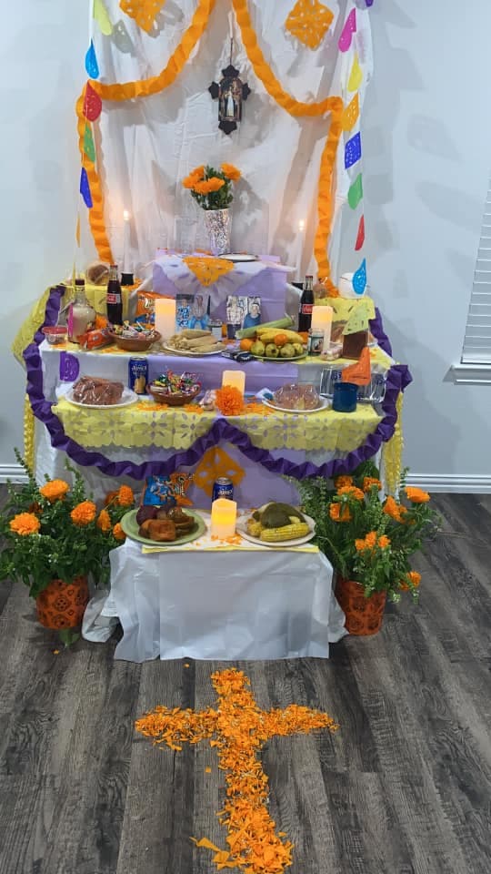 Con una cruz de flores, guirnaldas de colores, pan de muerto y veladoras como dice la tradición, así es el altar de María Rangel.