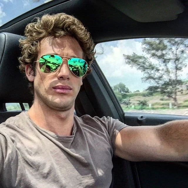 "Puedes cantar, puedes bailar, puedes actuar, puedes hacer muchas coas. Y teniendo un equipo tan padre, teniendo gente tan talentosa alrededor, pues
<b><a href="https://www.univision.com/famosos/le-tengo-todo-el-amor-del-mundo-polo-morin-no-evita-trabajar-con-su-ex-lambda-garcia-fotos" target="_blank">tu nivel crece</a></b>", agregó el actor.