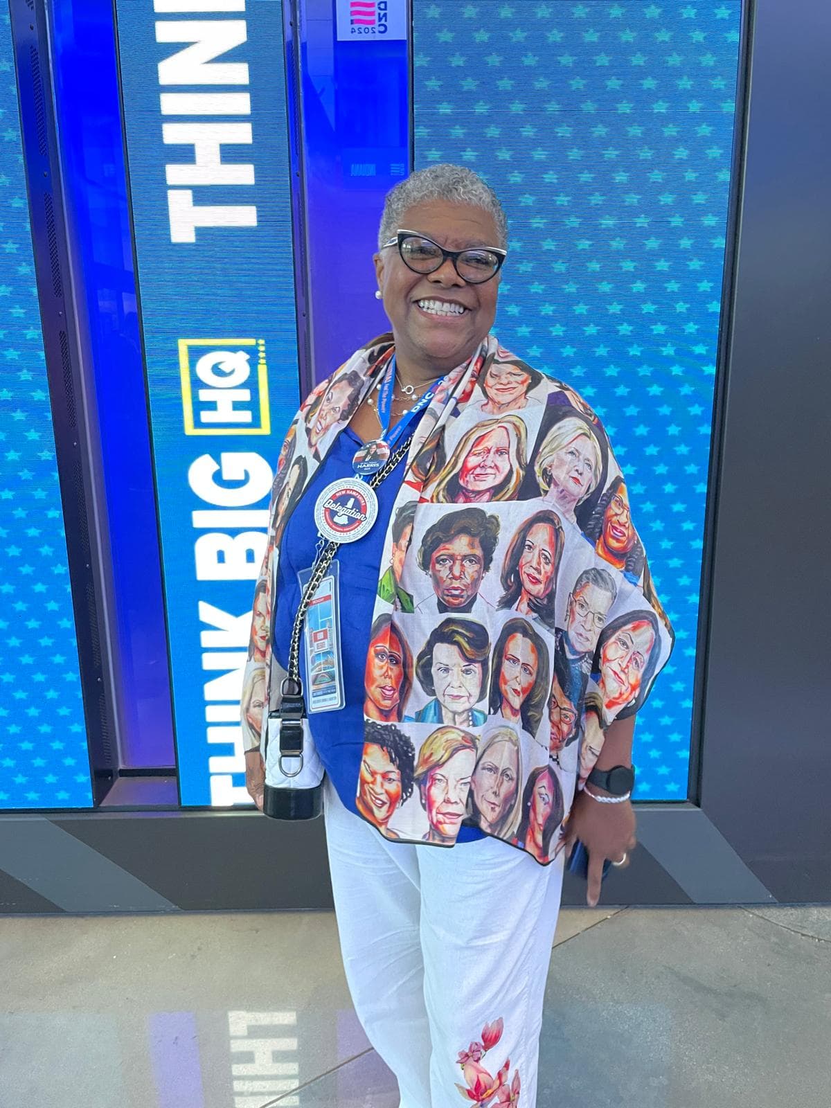 Joanne Dowdell, delegada de New Hampshire, nos comenta que viste con orgullo esta mascada también con las caras de Hillary Clinton, Kamala Harris y otras destacadas mujeres demócratas.