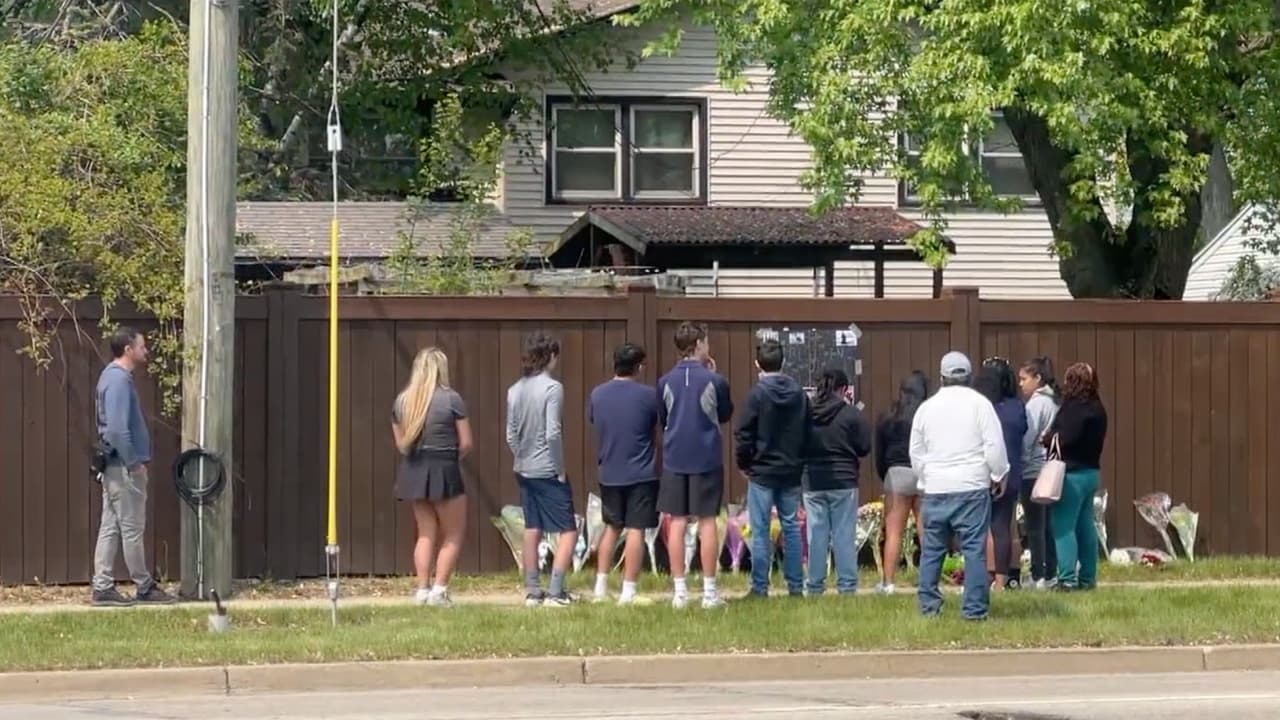 La tarde del miércoles, 
<b>la comunidad y compañeros de la preparatoria Buffdalo Grove montaron</b> un memorial en el sitio donde los cuatro chicos hispanos perdieron la vida.