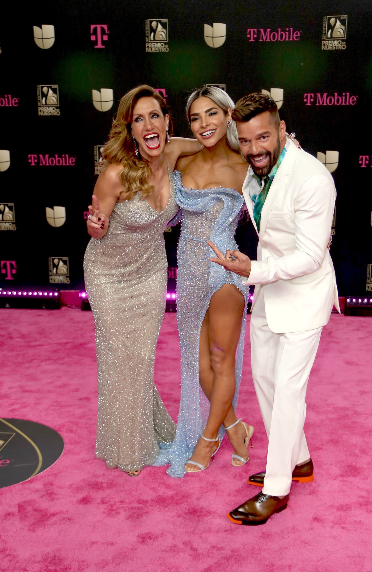 <b>Lili Estefan</b>, Alejandra Espinoza y Ricky Martin no salieron de la alfombra magenta sin tomarse una foto juntos.