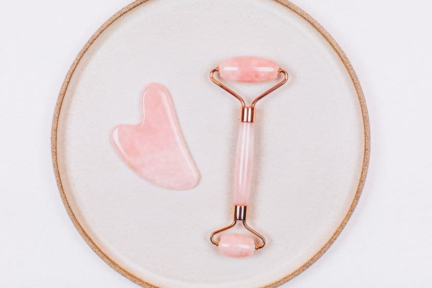 Sin embargo, en la actualidad, además de los productos para el cuidado de la piel, también existen diversas herramientas, como el rodillo de jade, que son de gran utilidad y que podemos usar para conseguir resultados más rápidos a través de la técnica del masaje.