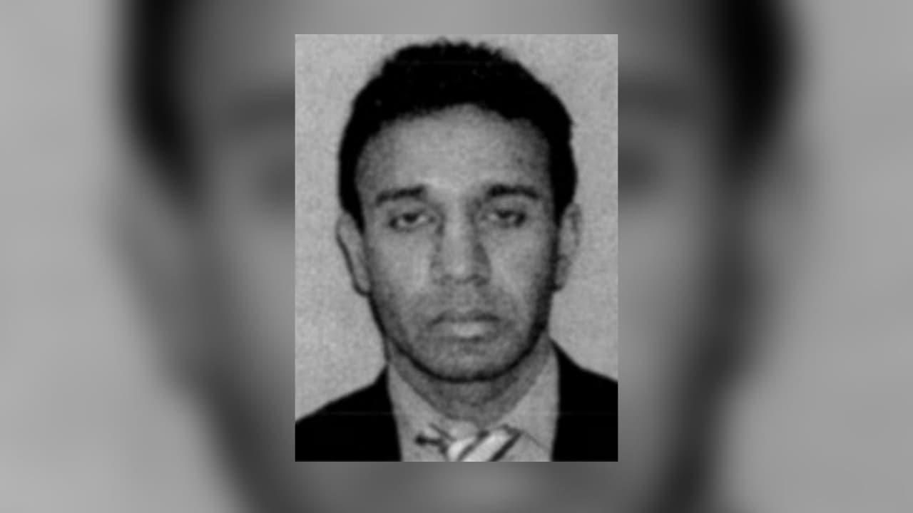 <b>Shaileshkumar P. Jain, de India, con cabello y ojos negros. </b>El FBI ofrece $20,000 por información que podría llevarlo a su arresto. Jain tiene vínculos con Brazil, Canada, India y Ukrania. 
<b>Es buscado por su presunta participación en un esquema de cibercrimen internacional</b> que hizo que usuarios de Internet en más de 60 países compraran más de un millón de productos de software falsos, lo que resultó en una pérdida de más de 100 millones de dólares.