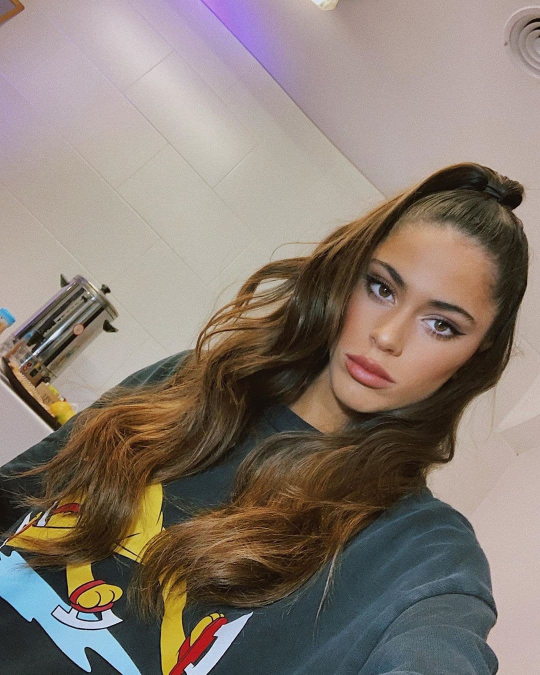 En el 2012, cuando tenía 15 años, Tini protagonizó una de las teleseries más exitosas de Argentina en esa época: 'Violetta', la cual fue producida por Disney Channel. Allí también comenzó a desarrollar su carrera musical pues grabó la música para esa serie.