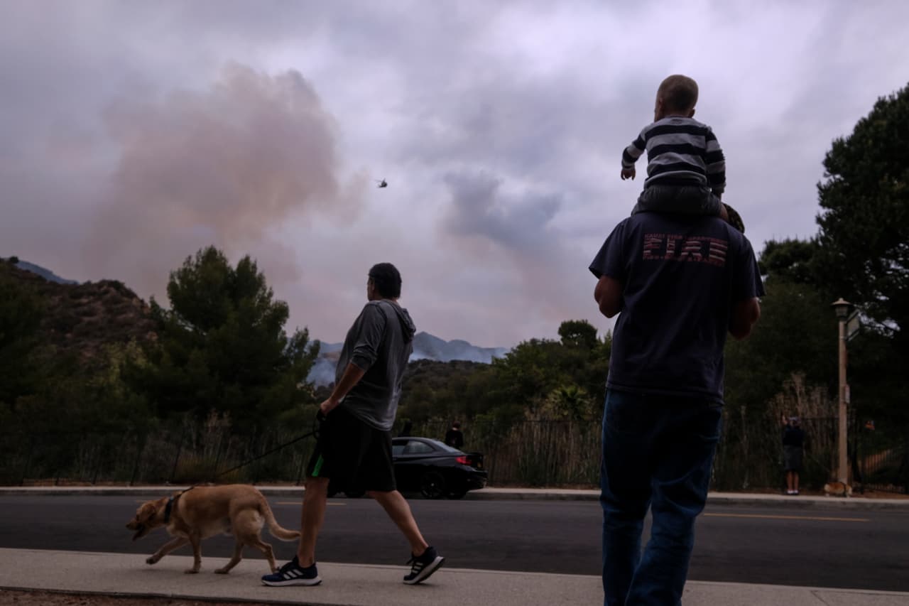Hasta ahora, no se han reportado daños ni víctimas en el incendio que se originó la tarde del viernes en las montañas de Santa Mónica. Ardió durante buena parte del sábado antes de estallar por la tarde.
<br>