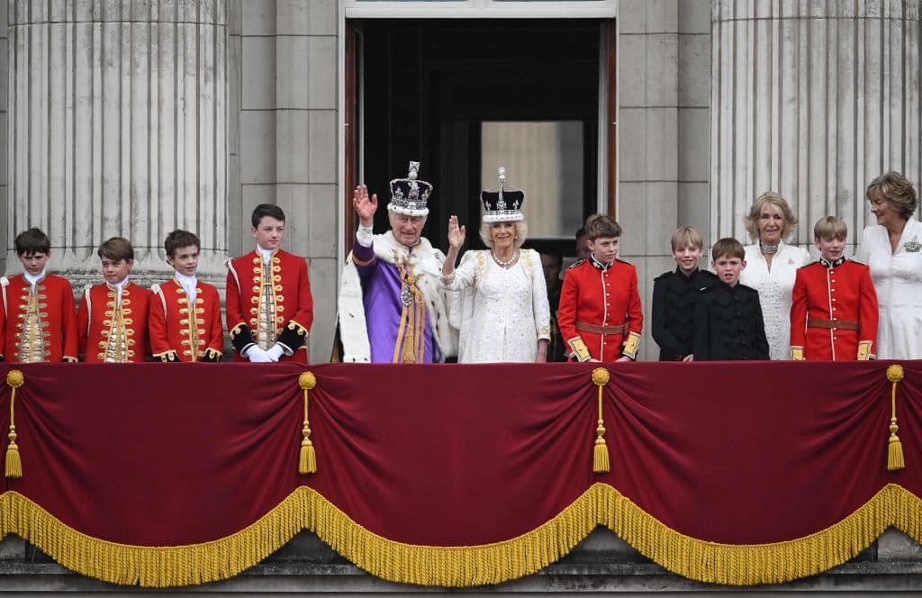 En esta foto del saludo de los reyes desde el Palacio de Buckingham, al final de la ceremonia, los manarcas aparecen acompañados de sus respectivos pages. Camila también tuvo cuatro pages, tres de ellos fueron sus nietos Gus, Louis y Freddy.