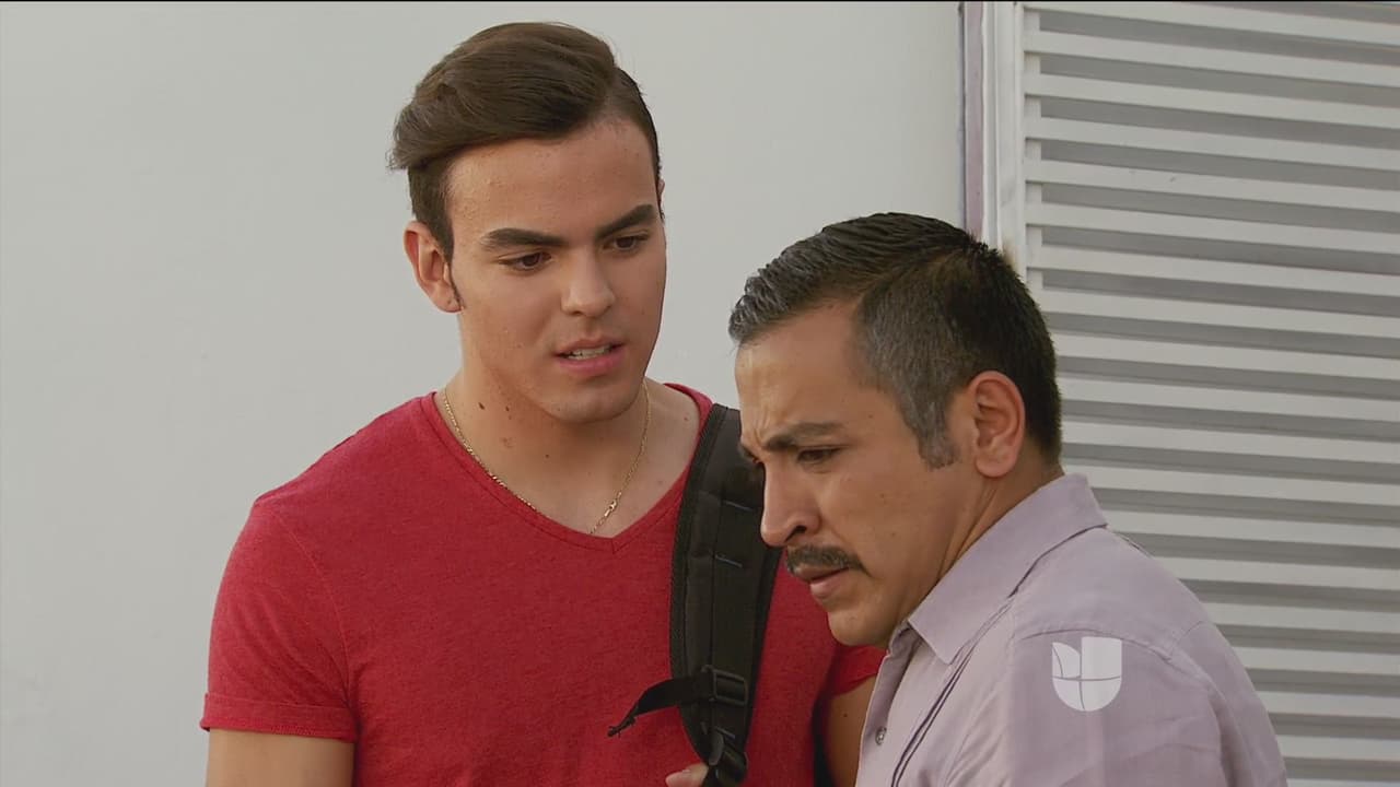 Tuvo un hijo con su esposa Chelo, Tobías. Aunque nadie sabe que en realidad no es suyo, pues su bebé murió al nacer.