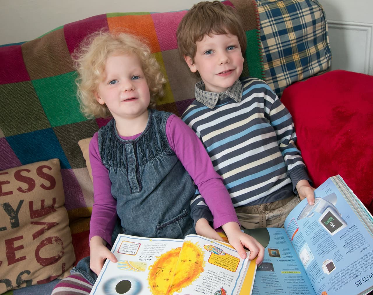 Amber y Leon son dos hermanos que se unieron a dicha organización con el fin de seguir aprendiendo y estar en un ambiente enriquecedor.