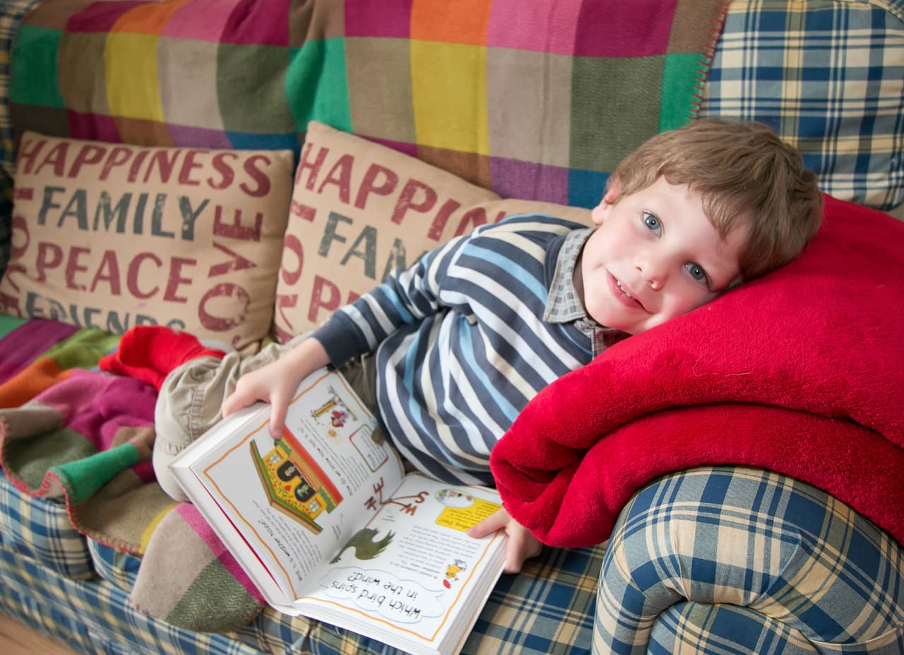 El pequeño ama leer y es una enciclopedia viviente de dinosaurios y del sistema solar, pues sabe un montón de datos acerca de la galaxia.