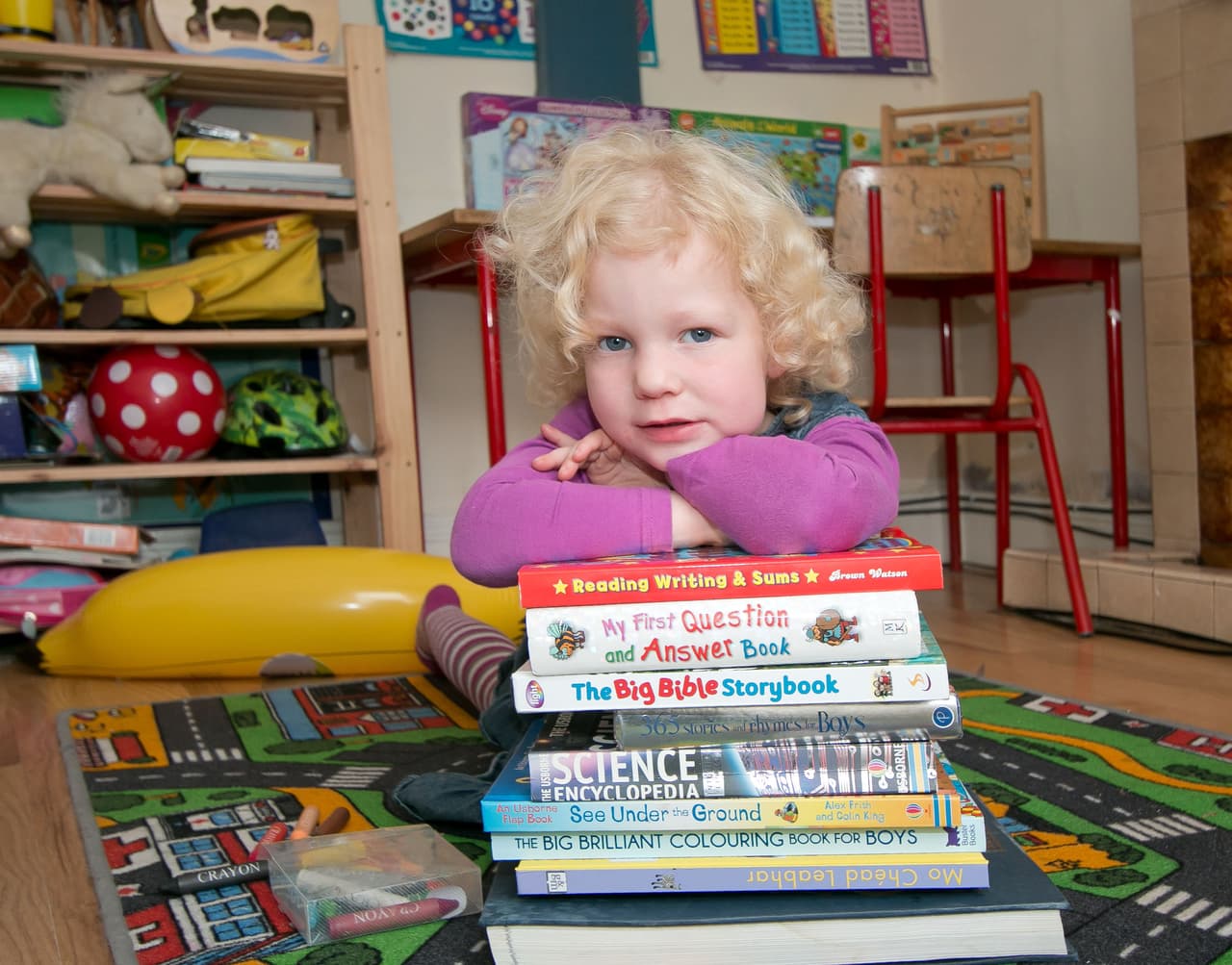 Al cumplir dos años, aprendió francés y ahora puede resolver problemas matemáticos de nivel avanzado.