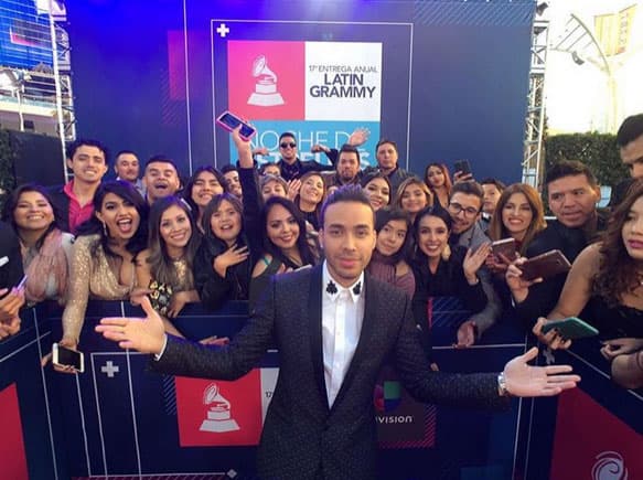 Así apareció en el Latin GRAMMY 2016, y posó feliz con la gente en la alfombra roja.
