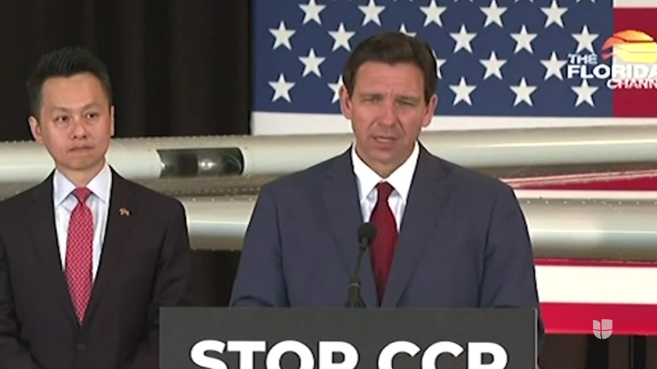 <b><h2 class="cms-H2-H2"></h2><h2 class="cms-H2-H2"><a href="https://www.univision.com/local/miami-wltv/desantis-firma-leyes-que-prohiben-a-chinos-cubanos-y-venezolanos-comprar-tierras-en-florida-video">ES 264 Ley restringe la compra en el sector inmobiliario a extranjeros</a></h2></b>
<a href="https://www.univision.com/local/miami-wltv/desantis-firma-leyes-que-prohiben-a-chinos-cubanos-y-venezolanos-comprar-tierras-en-florida-video"> </a>
<br>
<br>Esta normativa prohibe a ciudadanos de 
<b>China, Cuba, Venezuela, Rusia, Siria, Corea del Norte e Irán comprar tierras en algunas partes de Florida. </b>
<br>
<br>De acuerdo con las leyes, los ciudadanos chinos no podrán comprar tierras en ninguna parte del estado. Y los ciudadanos de los demás países mencionados no podrán comprar tierras destinadas a la agricultura, así como aquellas que estén cerca de infraestructura crítica, como 
<b>aeropuertos, instalaciones militares y plantas de energía eléctrica.</b>
<br>
<br>DeSantis dijo al firmar estas leyes que 
<b>no quiere al Partido Comunista Chino (PCCh) en Florida</b>, el cual debe mantenerse como un estado libre. Según DeSantis, el PCCh está llevando a cabo un esfuerzo por adquirir tierras agropecuarias en los Estados Unidos.
<br>
<br>Las personas de estos países que 
<b>sean residentes legales de los Estados Unidos o ciudadanos de EEUU, sí podrán comprar tierras en el estado.</b>
<br>
<br>De esta manera un cubano o venezolano que sea residente legal o ciudadano de EEUU sí podrá comprar terrenos libremente en el sur de Florida.
<br>Sin embargo,
<b> aquellos que tienen visa de turista solo podrán hacerlo bajos las condiciones que dictan las nuevas leyes.</b>
<br>