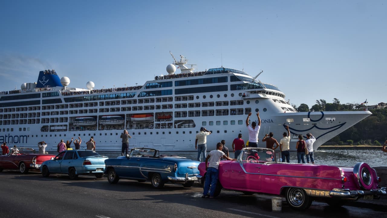 Cubanos reciben el primer crucero que llega desde Estados Unidos en 50 años, el 2 de mayo de 2016.