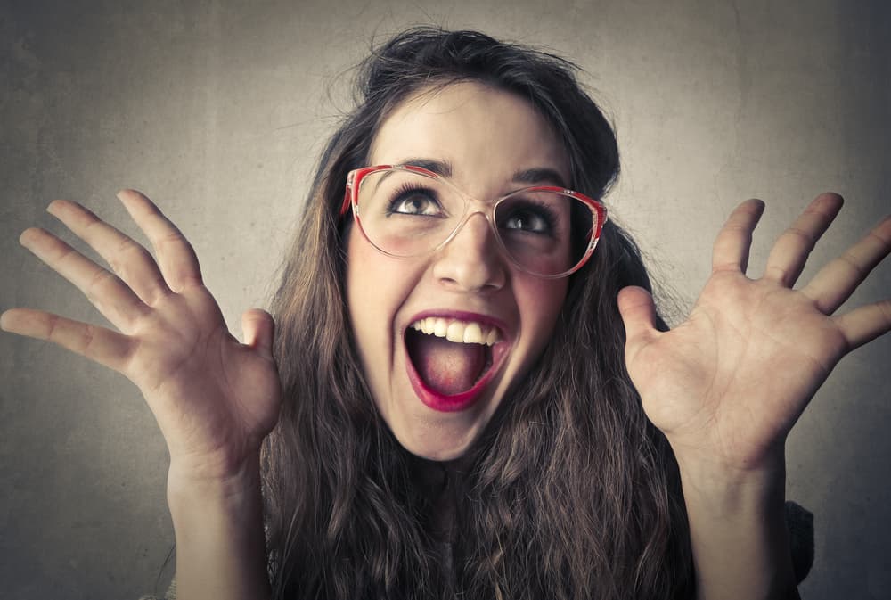 Sin embargo, existen otro tipo de manierismos que no implican necesariamente una patología y lo observamos diariamente en muchas personas a nuestro alrededor. Los vemos haciendo muecas al hablar, moviendo exageradamente las manos o las piernas y otras más.