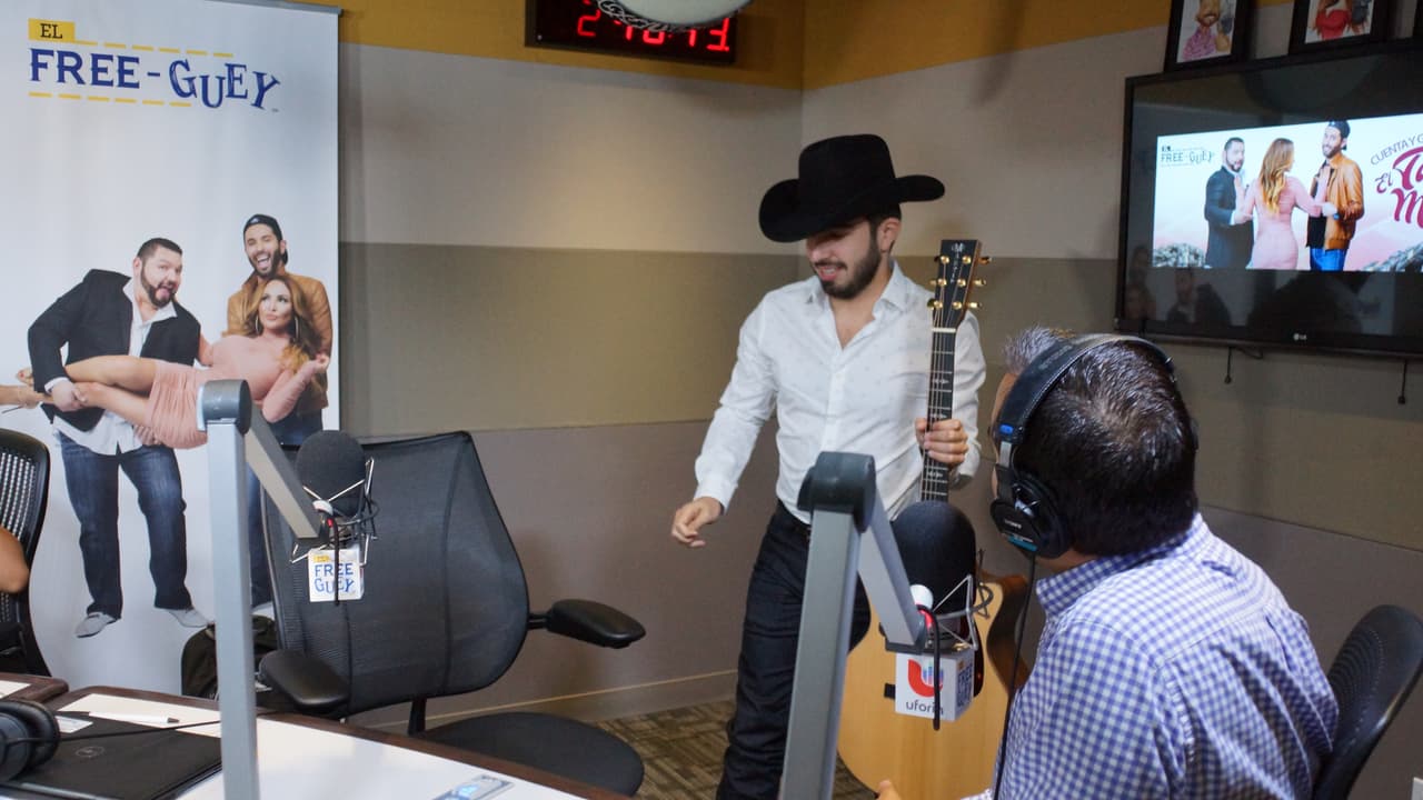 Joss Favela llegó con guitarra en mano a la cabina del Free-guey show y nos deleitó con su música.