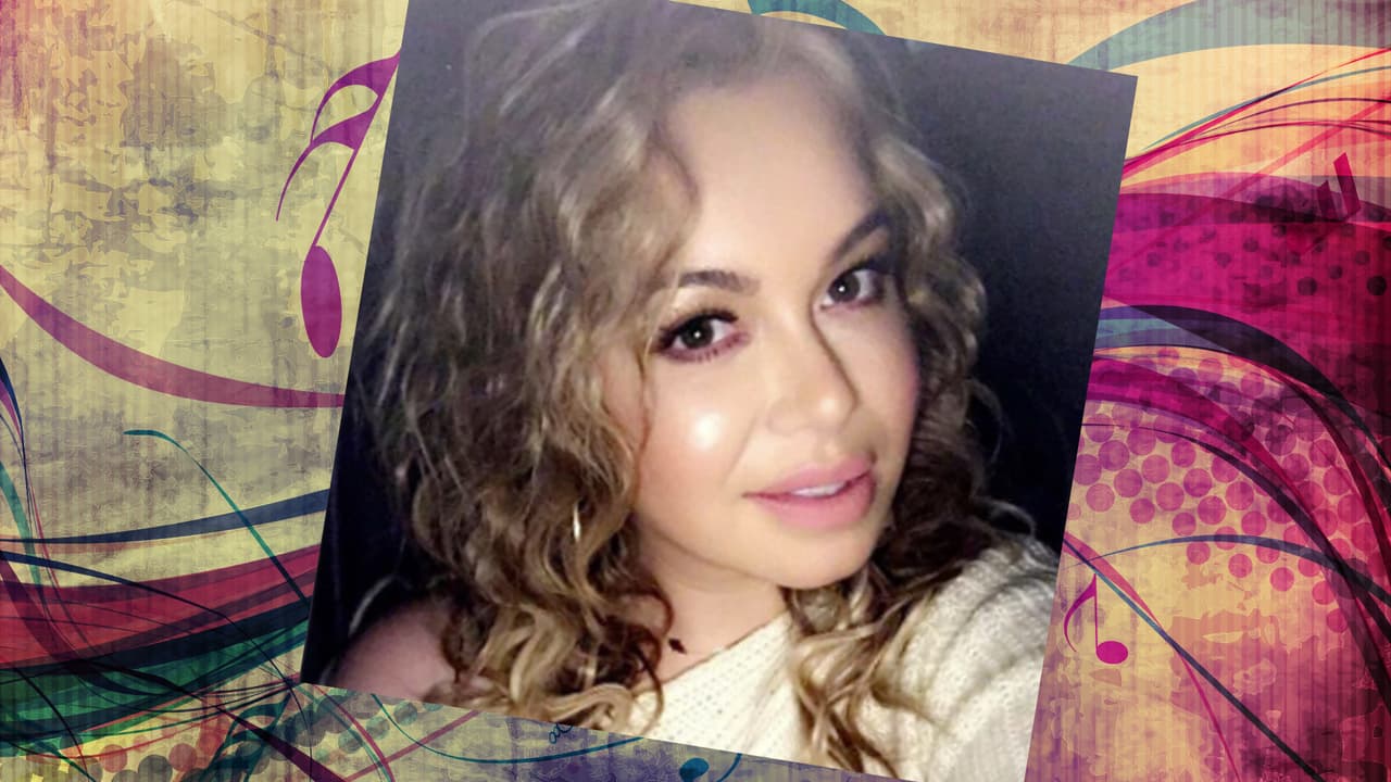 Chiquis siempre sale bien en sus selfies. ¿Y cómo no? La cantante es una mujer hermosa. Con un rostro así, todas queremos hacernos selfies. She's a curvy woman with a lot of sass. Jenni would be so proud!